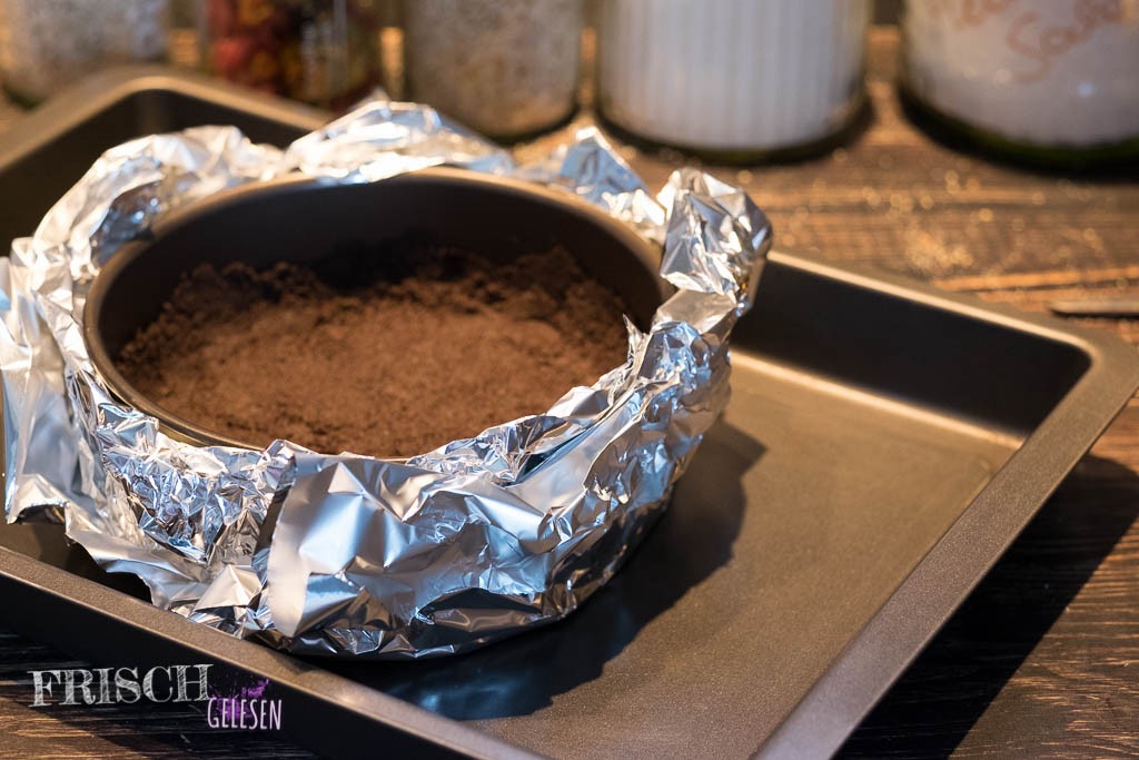 Jetzt Cheesecake-Füllung in die Springform und kochendes Wasser in das Blech. Dann ab in den Ofen…